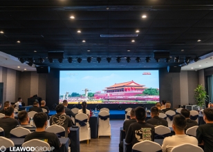 良木道门窗集团全体员工观看抗战胜利80周年阅兵：见证国家富强，共筑企业梦想